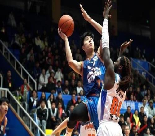 四川男篮47比105惨败新疆男篮