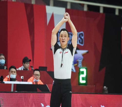 真有血性！外援被罚下后，CBA“儒帅”怒怼裁判，助队完成大逆转