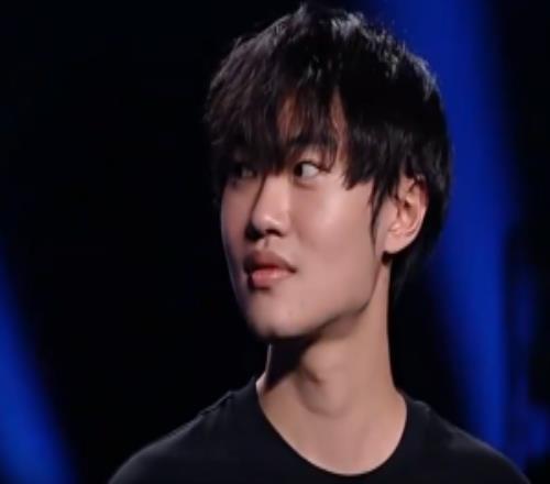 我怎么少了个冠军！刘航口误称这是左手第五冠其实左手已经斩获六冠