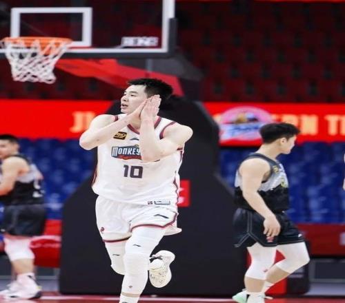 疯狂！郭昊文打上海半场22分上轮轰42+6+8，这表现不进国家队