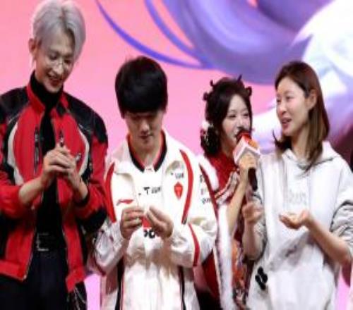 这是什么鬼才策划！峡谷先锋秀表演赛结束后现场开始包饺子