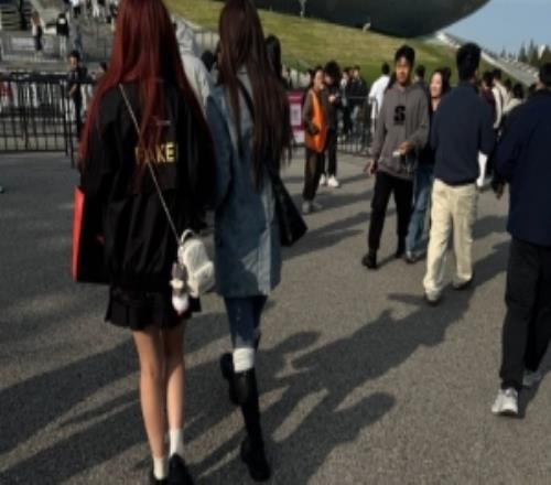 媒体人：现场没见几个穿TES队服的全是T1和FakerDoran都有人穿