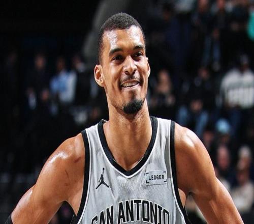 文班29+8+4封盖打爆申京，杜兰特23分难救主，马刺轻取火箭4连胜