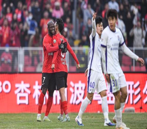 03，老牌队被升班马军训，3轮0进球，球迷：中超混子要降级了！