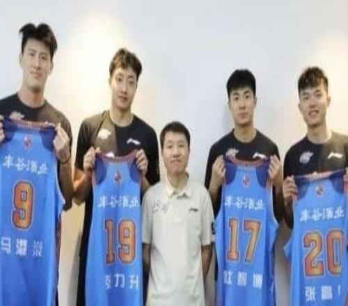 CBA又闹出大笑话，冠军球队内讧面临退赛，中国篮协出面也没用