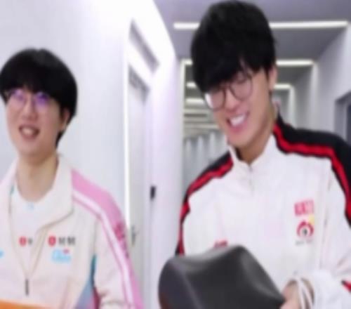 官方分享Viper和Jiejie场下互动视频：再见如旧亲切问候