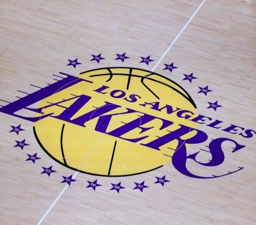 TA：NBA正向包括湖人在内的多支球队索要手机，以展开赌博调查