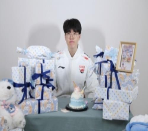 AL分享Kael五周年礼物开箱返图：大家为什莫给我这么多这个狗呀