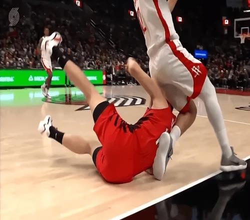 杨瀚森哑火了！三分连铁+犯规太多，还被亚当斯坐到头，幸好无碍