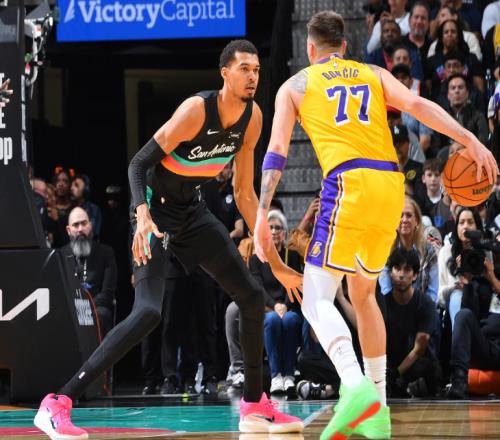 16分惨败！湖人错失关键卡位战，詹姆斯缺阵，东契奇空砍38+10+10