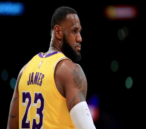 被打得灰头土脸！詹姆斯生日夜遭遇惨败，湖人给对手培养手感
