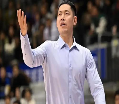 北控彻底沦为弱旅！进攻只靠小外，内线被突烂，张庆鹏仍稳固帅位