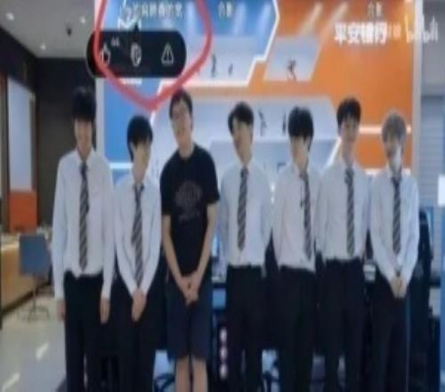 网友考古BLG视频发现Bin亲自发弹幕夸自己：Bin的肩膀真的宽