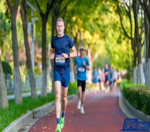 带着进博会的余温，这场10公里路跑点燃了一片区划的激情