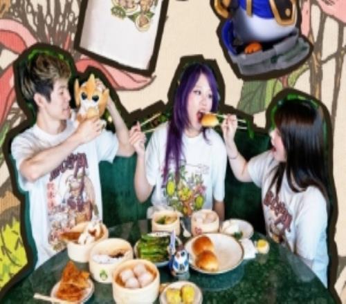 英雄联盟周边店更新组照片：邀请了mayumi当服装模特