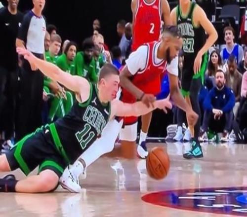 又被绿军所伤，小琼斯被普里查德压到腿部伤退，本场9中8得19分