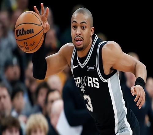 超级第六人的状态突然间明显下滑，马刺也是最终输掉了比赛