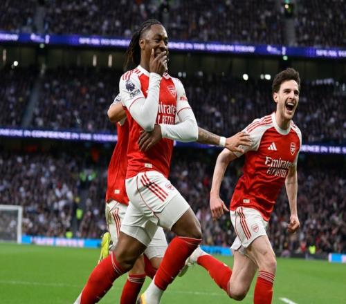 英超领头羊狂轰4球，神锋梅开二度，阿森纳61分领跑，甩开曼城5分