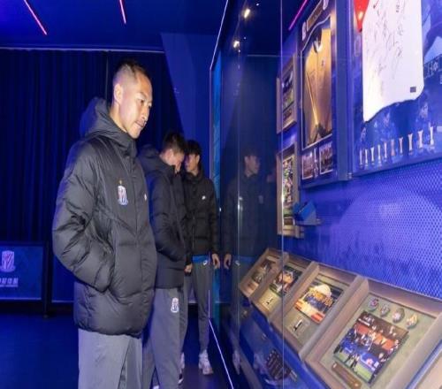 了解俱乐部历史与文化传承，今日上海申花全队参观申花中心