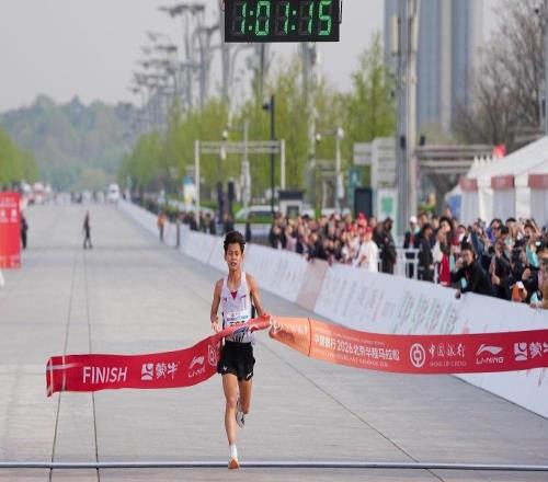王文杰在北京刷新国内男子半马最好成绩