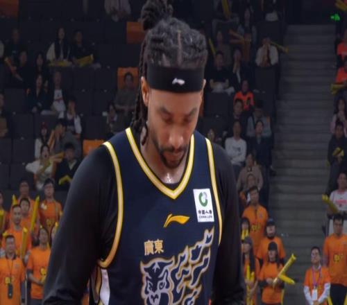 逼杜锋放弃萨林杰广东队内线惨遭上海暴打，朱芳雨将签第五外援