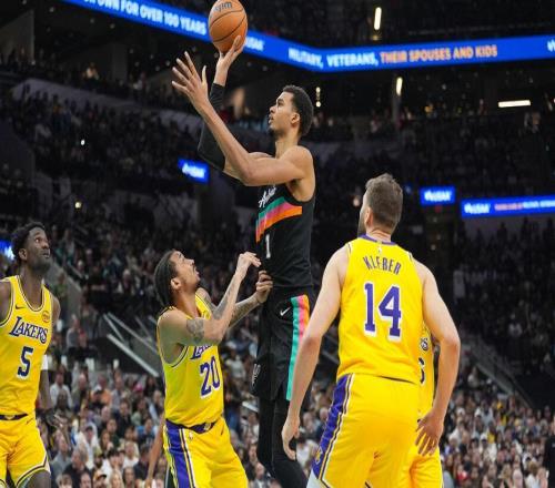 东契奇38+10+10，湖人完败马刺！詹姆斯缺战，文班亚马16+14+4帽