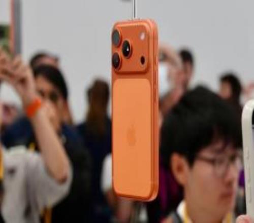 报告显示：2025年全球智能手机产量12.5亿部，苹果与三星并列第一