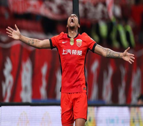 上港中锋成中超冬窗大鱼，申花和大连都可以考虑引进他，值得期待