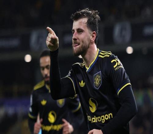 足坛一夜动态：AC米兰大逆转登顶意甲第1，B费创纪录曼联复仇狼队