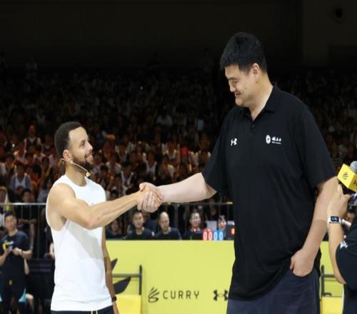 笑喷库里中国行与姚明梦幻同框,1米88傻库当着2米26姚主席秀肌肉