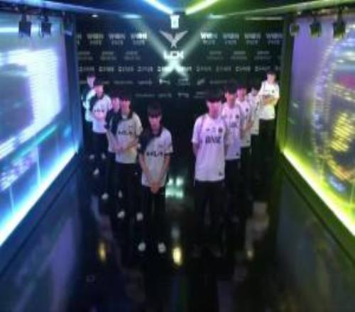 力克DK！BFX三比二击败DK进入下一轮，BFX再赢一个BO5将晋级季后赛