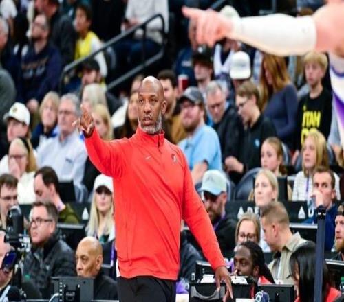 关注度极高！开拓者媒体发布会现场目测有超过70位媒体