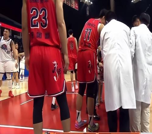 退役X因素郭艾伦左膝受伤捂脸沮丧近三年仅打21场合同也将到期