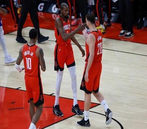 砸歪篮筐！火箭大将3分7中1决战时刻屡投不中输球要背锅