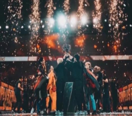 明年就退了凤出东方，凰鸣四海！六年前的今天FPX夺得S9冠军