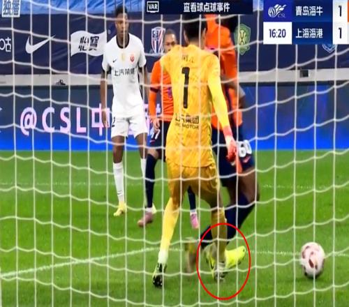 中超再现争议！这不是点球上港又获利：主裁改判，前国脚有异议
