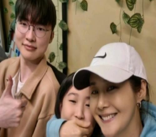 韩国女演员金佳妍分享和Faker的合照