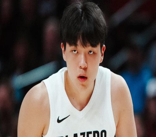 杨瀚森被下放发展联盟仍是宠儿！为助理总经理过生日，附上中文版