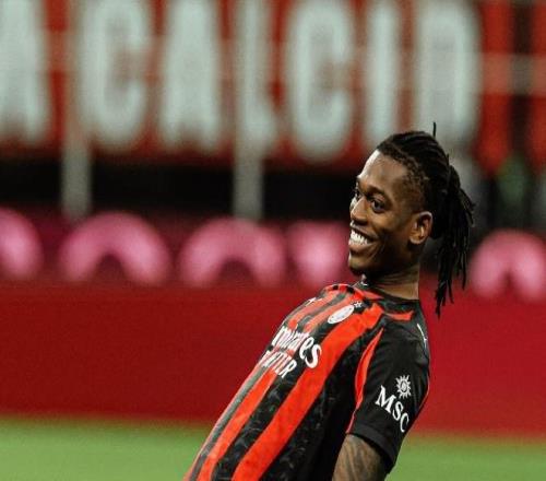 莱奥一剑封喉，AC米兰10复仇拉齐奥，登顶意甲积分榜坐山观虎斗