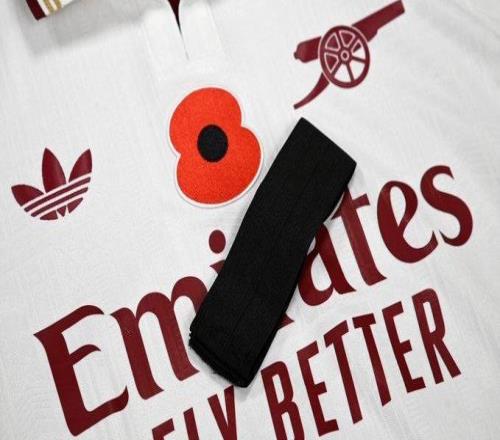 阿森纳球员将佩戴黑色臂章参赛，以纪念本周逝世的前队员