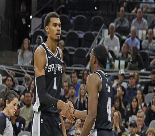 福克斯：文班会成为历史最佳之一我们要帮他多赢球