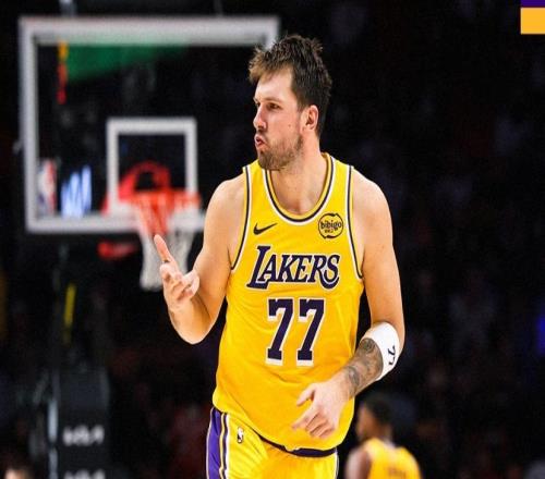 东契奇爆砍60分，湖人豪取8连胜！詹姆斯三双，湖人展露冠军相