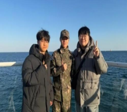 PerfecT跟Deft合照：赫奎哥，好久不见了啊，good