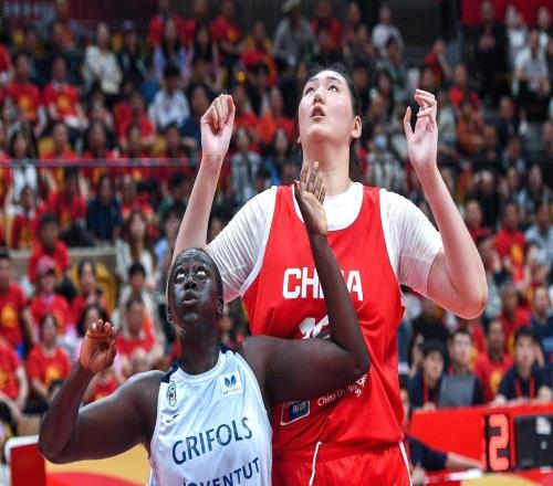 29岁！没组织没进攻，上场就是4打5，球迷：她怎么进的中国女篮