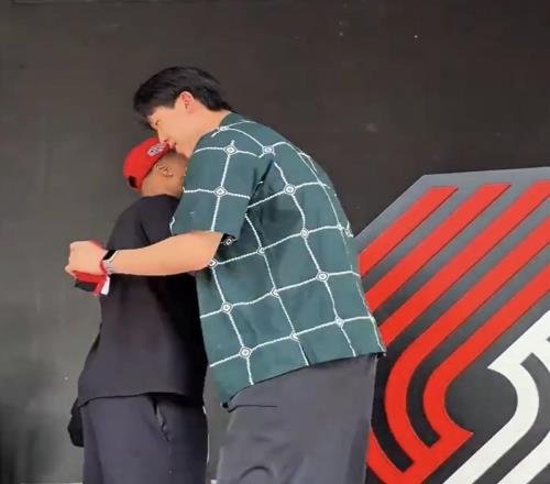 排面拉满，杨瀚森受邀参加利拉德欢迎派对，和开拓者传奇拥抱致意