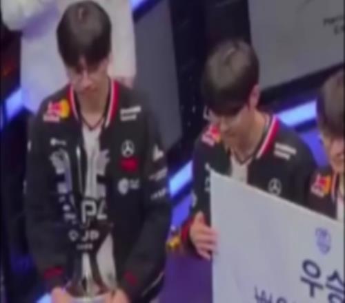 多向O哥学习健身Doran举奖杯举不动了，示意Oner帮忙