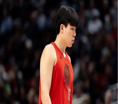 阿夫迪亚缺阵开拓者惨败，杨瀚森后脑被撞险受重伤，勇士打球真脏