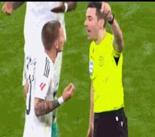 马卡揭秘马斯坦托诺怒喷裁判：真耻辱，真TM的耻辱