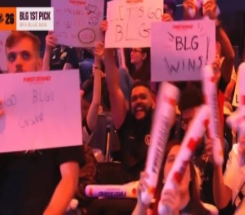 CNKR巴西主场许多观众举着BLG应援牌为其加油