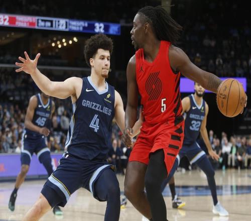 莱昂纳德29+8+2无缘今日最佳球员！因为霍勒迪35+5+11创纪录！